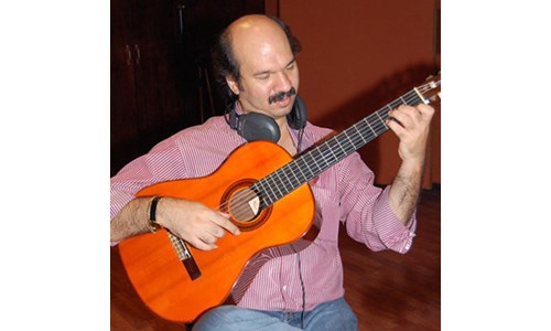 ERDİNÇ ŞENYAYLAR  (GİTAR)